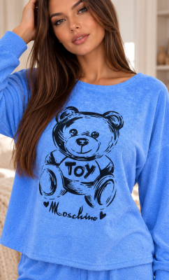 Портрет девушки в голубой пижаме Moschino